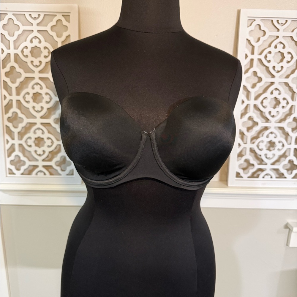 Sleek Black Strapless Bra